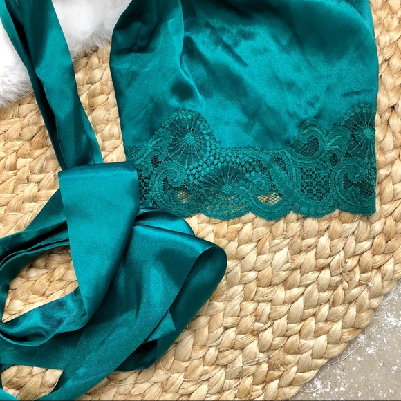 VTG VS | Slip Nightgown & Robe - Picture 9 of 14